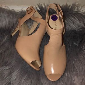 NINE WEST DRESS HEEL NUDE COLOR NEW. SIZE 8.5.